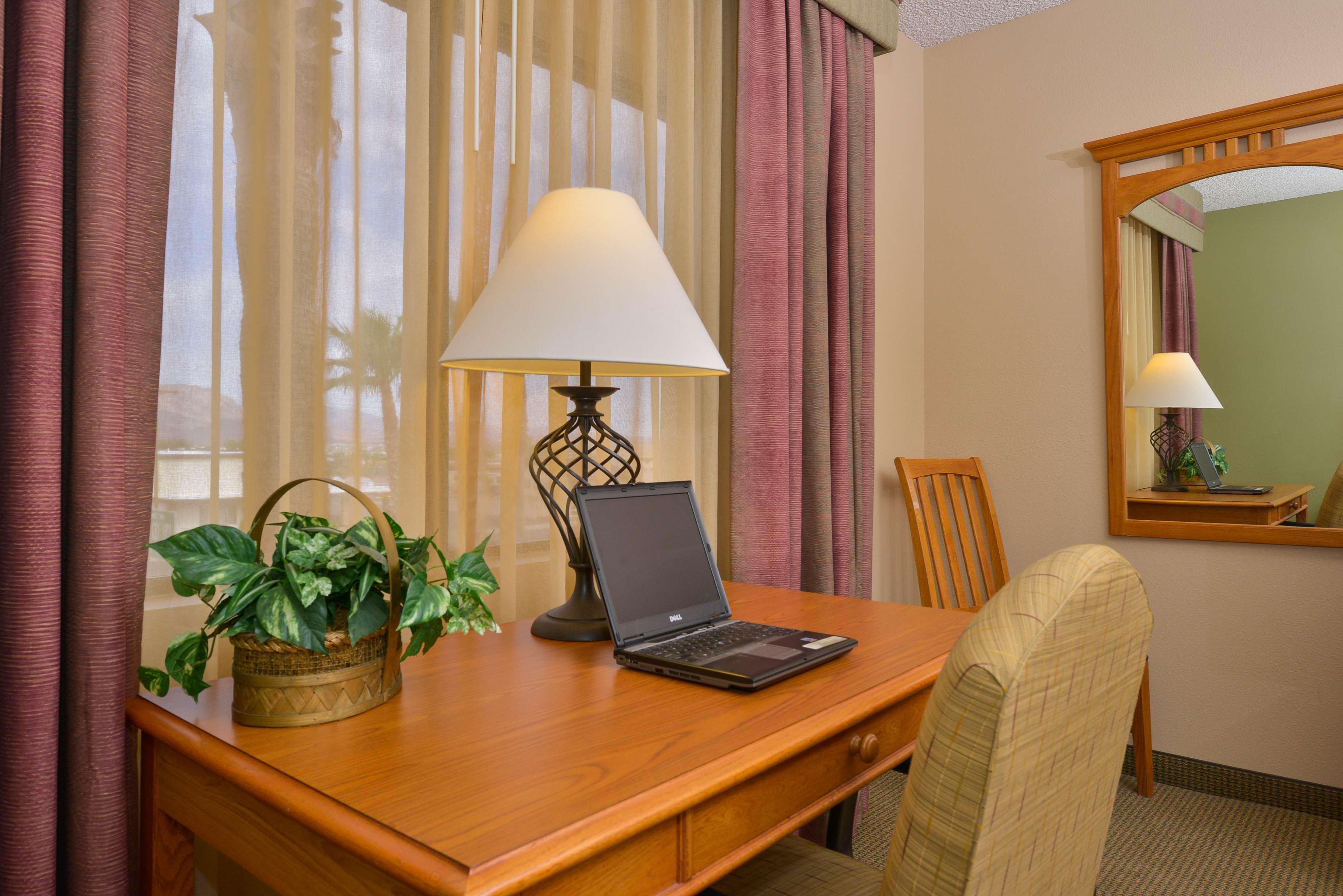 Best Western Plus King'S Inn And Suites Кингман Екстериор снимка
